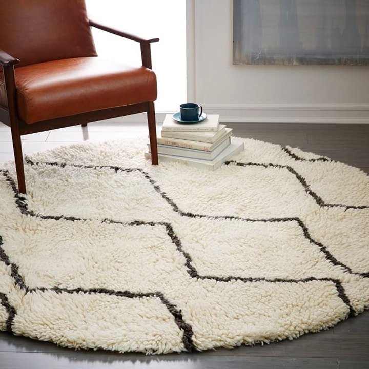 White round shag rug with black lines