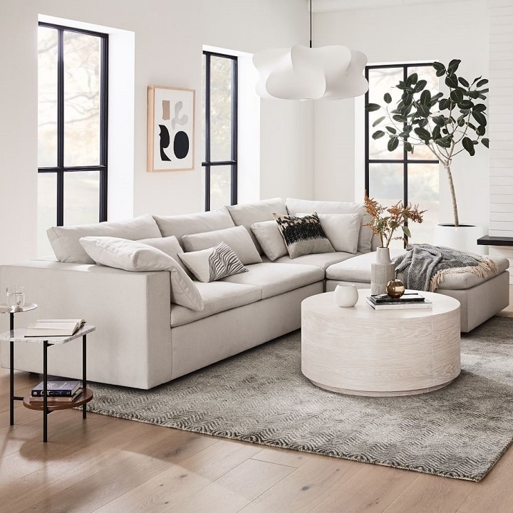 Minimal living room with white color scheme 
