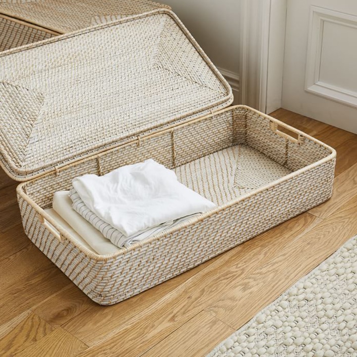 Woven storage container with sheets