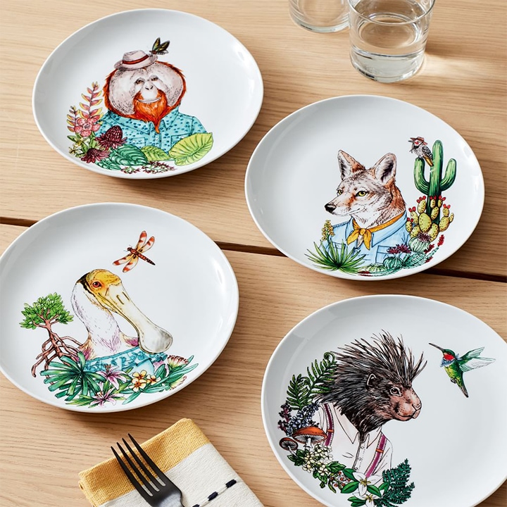 Illustrated animals on plate set.
