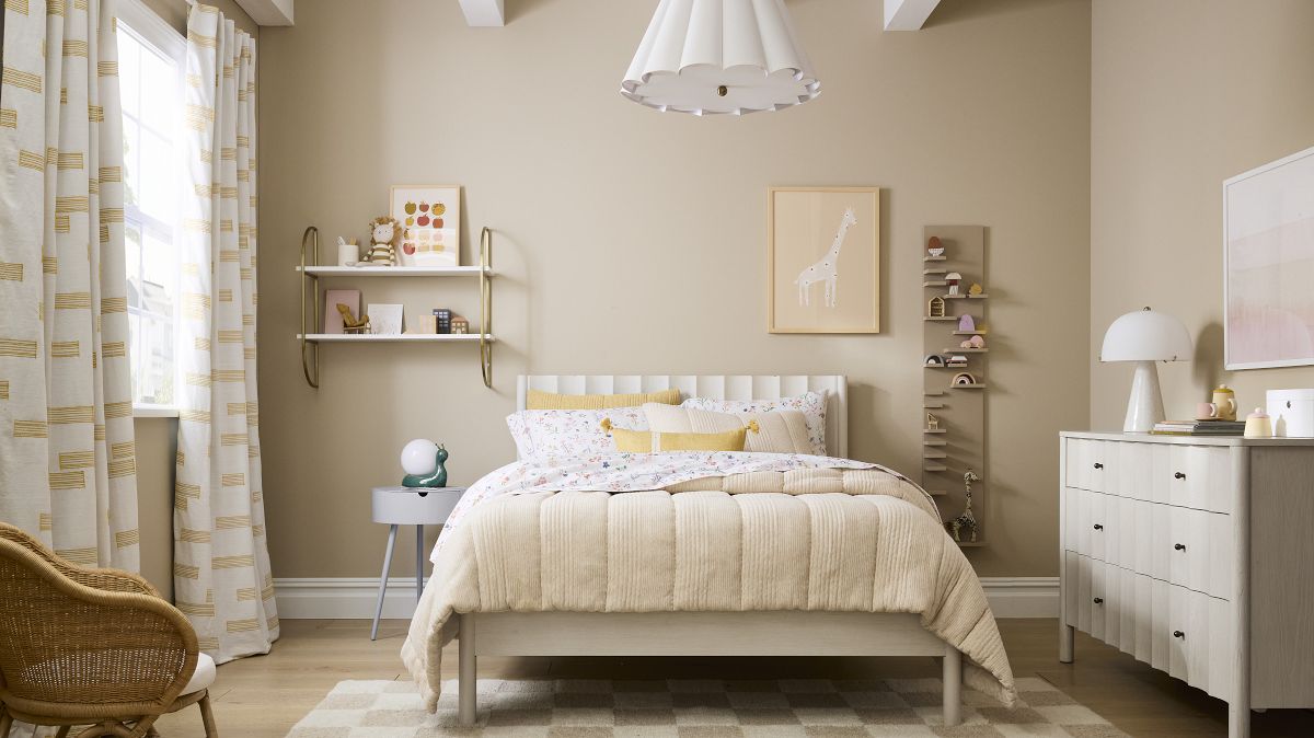 Scalloped 4-in-1 Convertible Crib