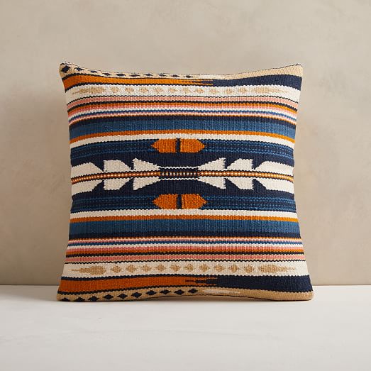 correct sleeping position with pillow