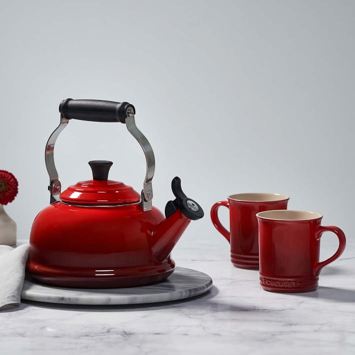 Le Creuset Whistling Tea Kettle - 1.8 qt - Red