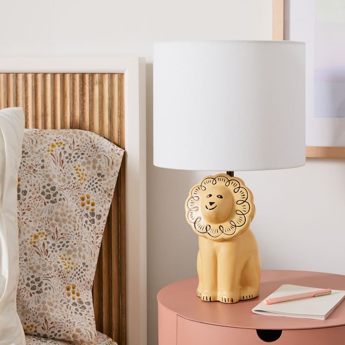 Ceramic Lion Table Lamp (16&quot;)