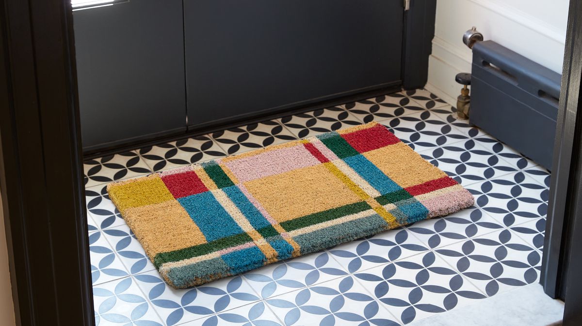 https://assets.weimgs.com/weimgs/rk/images/wcm//products/202333/0013/wallace-sewell-block-plaid-doormat-fwh.jpg