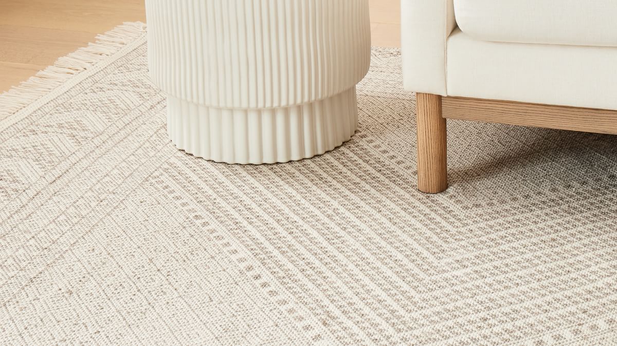 13 Pretty Indoor Outdoor Rugs - The Honeycomb Home