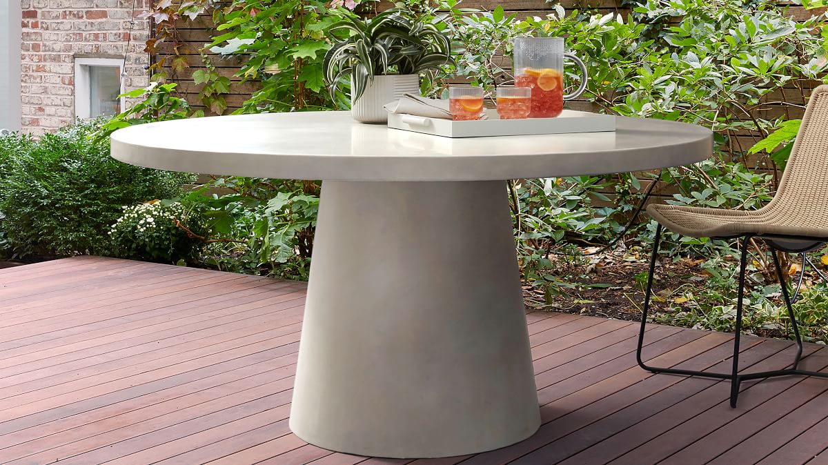 Indoor/Outdoor Concrete Pedestal Round Dining Table (32