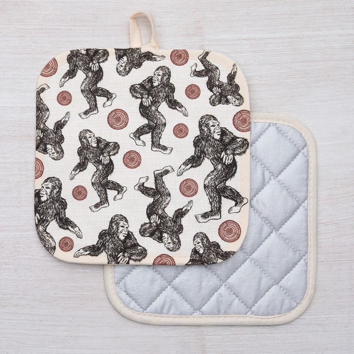 https://assets.weimgs.com/weimgs/rk/images/wcm/products/202329/0013/counter-couture-sasquatch-oven-mitt-pot-holder-o.jpg