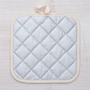 https://assets.weimgs.com/weimgs/rk/images/wcm/products/202329/0031/counter-couture-bee-oven-mitt-potholder-q.jpg