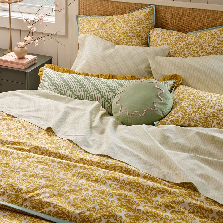 West Elm Linen Quilt + 2 hot Shams