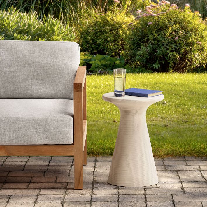 YAMA Table ウォルナット Nishadi Round Outdoor Side Table (14”–17”) | West Elm
