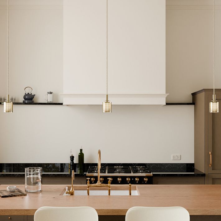 Aimes Metal Pendant (22&quot;)