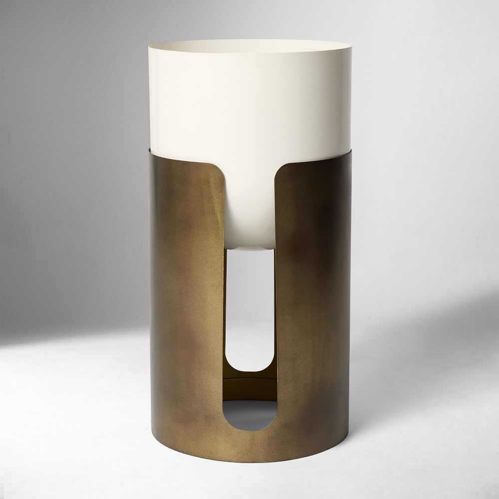 Ciro Metal Standing Planters in white/bronze