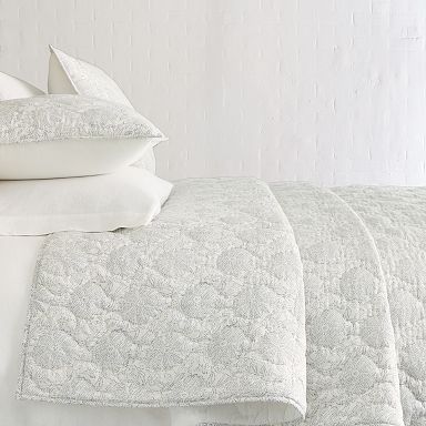 Dotted Floral Quilt & Shams